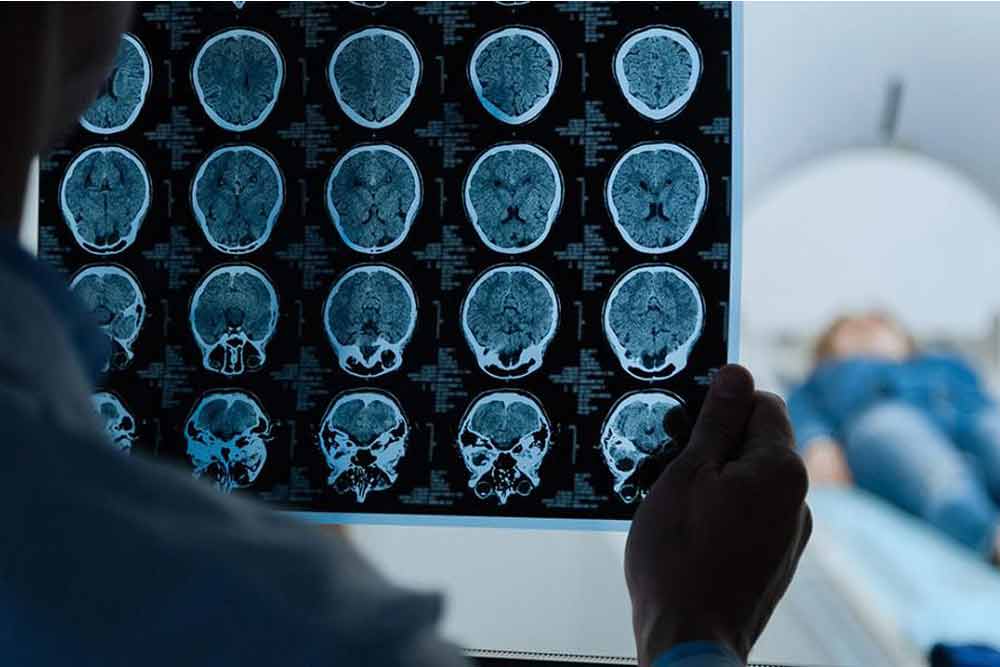 دکتر نوید فرزین جراح مغز و اعصاب در شیراز